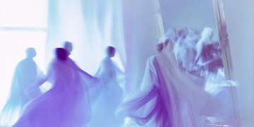 镜子里人影盘旋究竟是哪首歌？