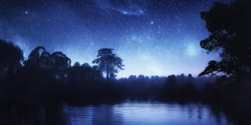 在夜空中熠熠生辉到底是哪首歌？